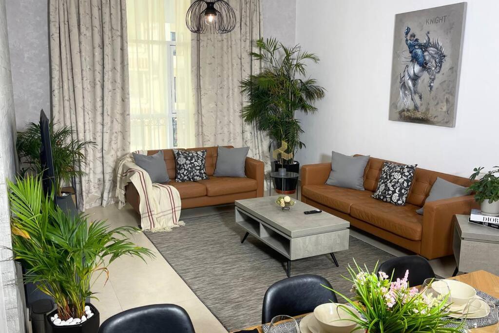 uma sala de estar com sofás e uma mesa de centro em Yas Island Oasis Getaway 1BR Amazon em Abu Dhabi
