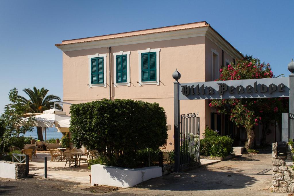 un edificio con una señal delante de él en Villa Penelope, en San Felice Circeo