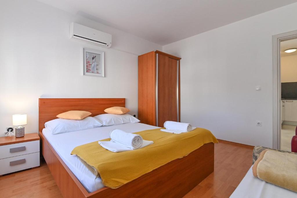 Postel nebo postele na pokoji v ubytování Rooms & Apartments Jadranka