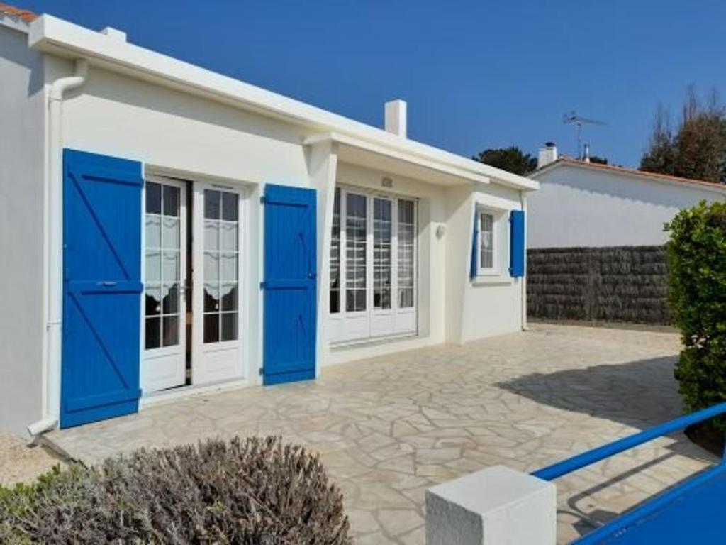 サンティレール・ド・リエにあるMaison Saint-Hilaire-de-Riez, 4 pièces, 6 personnes - FR-1-324-26の青のドアのある白と青の家