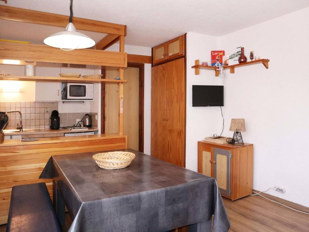 eine Küche mit einem Tisch und einer Schüssel darauf in der Unterkunft Appartement Les Orres, 1 pièce, 6 personnes - FR-1-322-493 in Les Orres