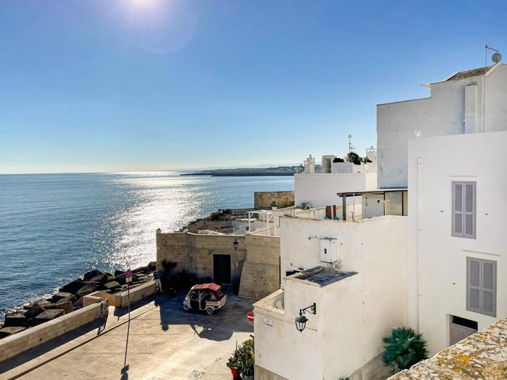 Apulia Charming Suites - Casa Lonfo Suite Sole - Deluxe Suite Met Uitzicht Op Zee