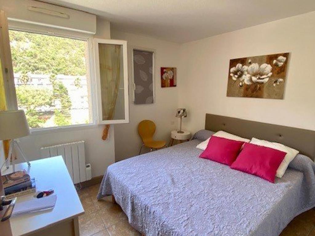 Posteľ alebo postele v izbe v ubytovaní Charmant F2 à Amélie-les-Bains avec parking, ascenseur et équipements complets - FR-1-703-24