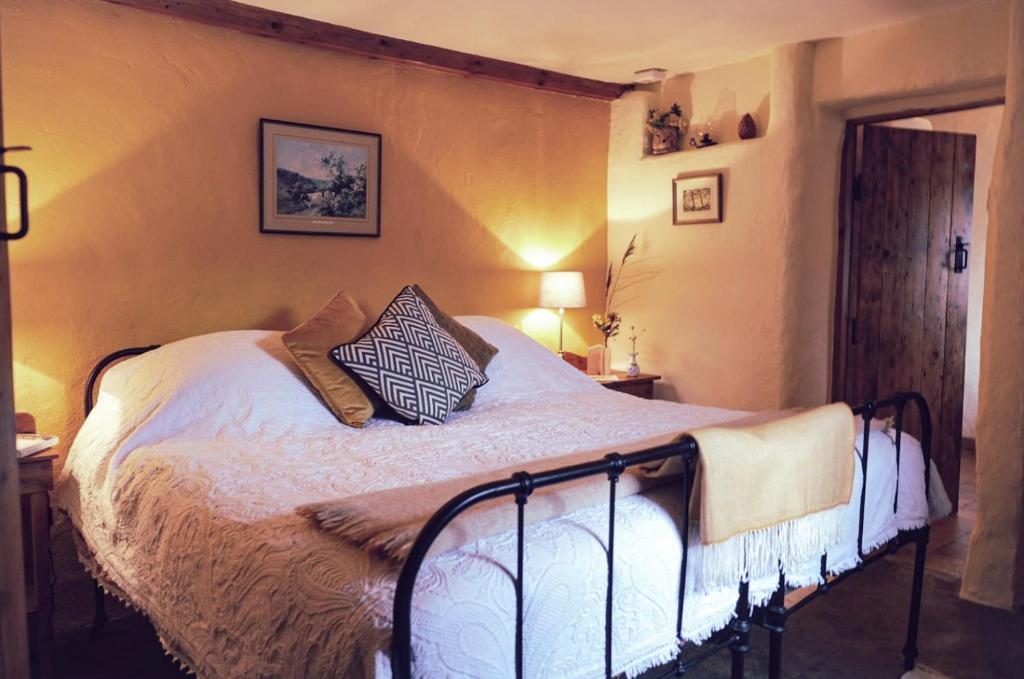 ein Bett mit zwei Kissen darauf in einem Schlafzimmer in der Unterkunft Cnoc Suain in Galway