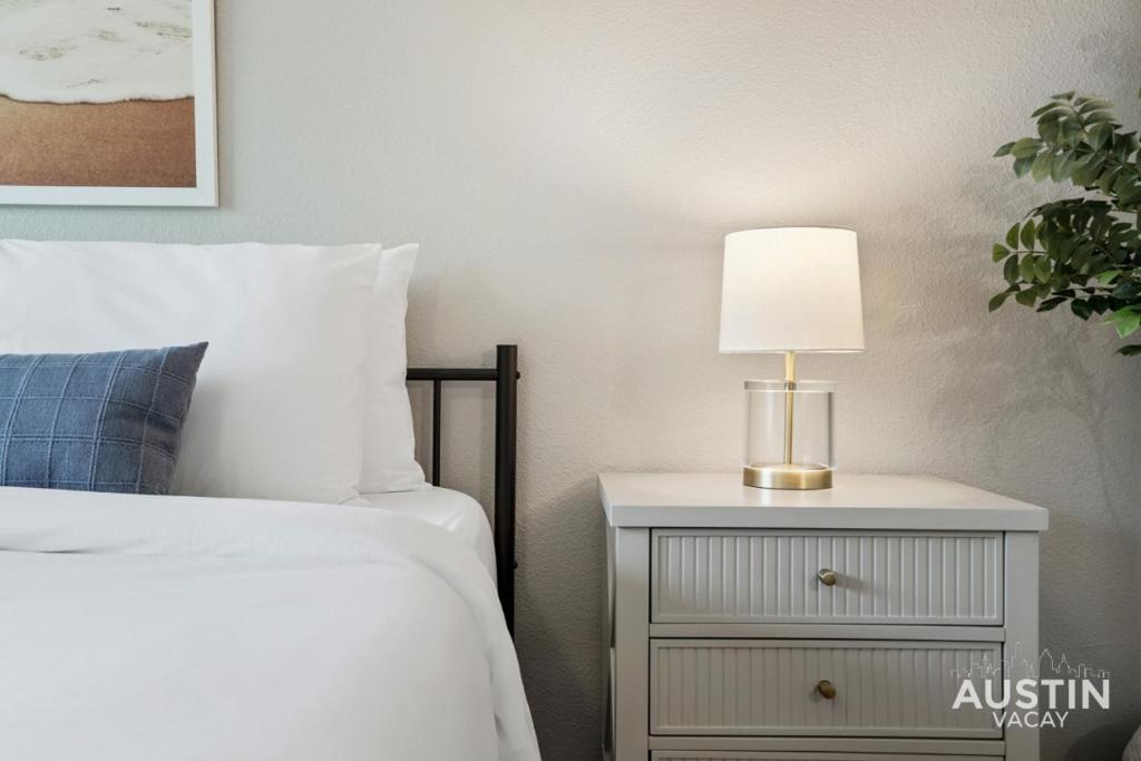 Vuode tai vuoteita majoituspaikassa Charming and Spacious Apt in Austin with a Pool