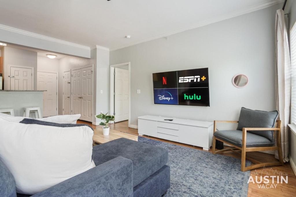 TV tai viihdekeskus majoituspaikassa Charming and Spacious Apt in Austin with a Pool