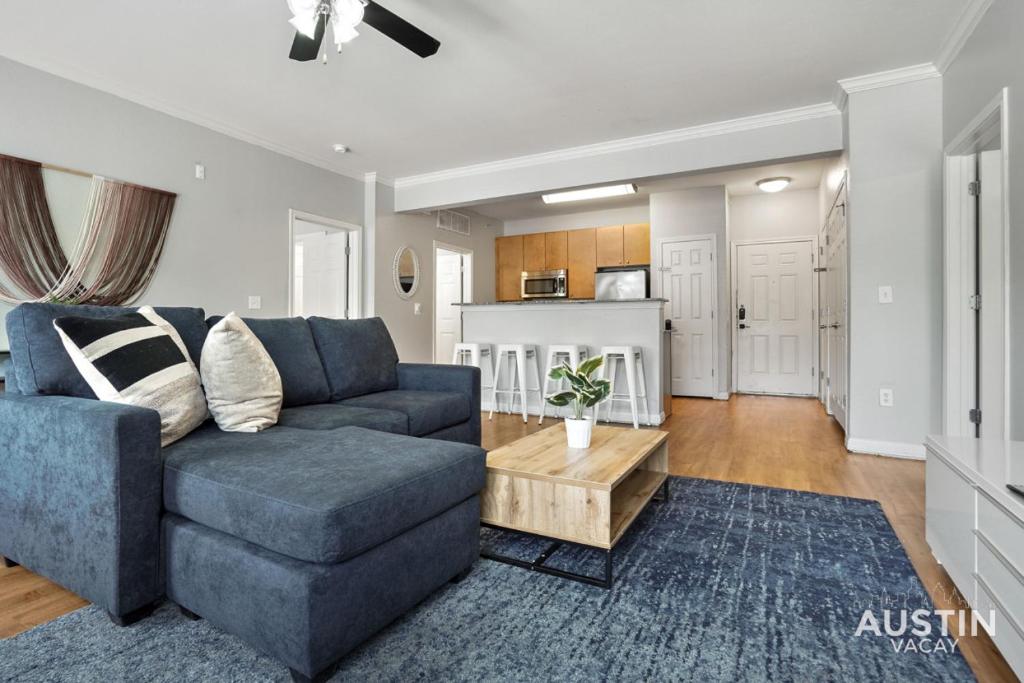 Majoituspaikan Charming and Spacious Apt in Austin with a Pool keittiö tai keittotila