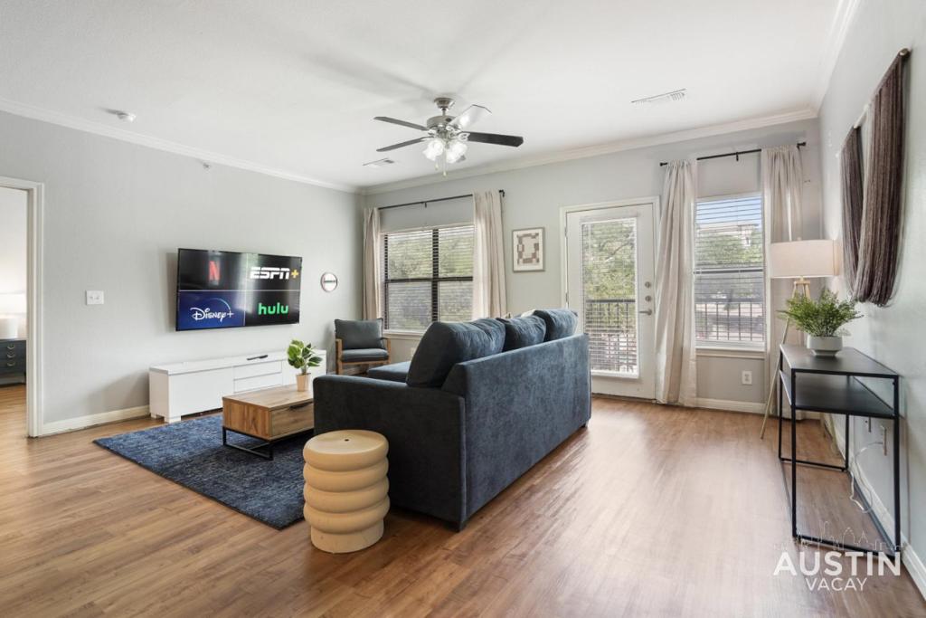 TV tai viihdekeskus majoituspaikassa Charming and Spacious Apt in Austin with a Pool