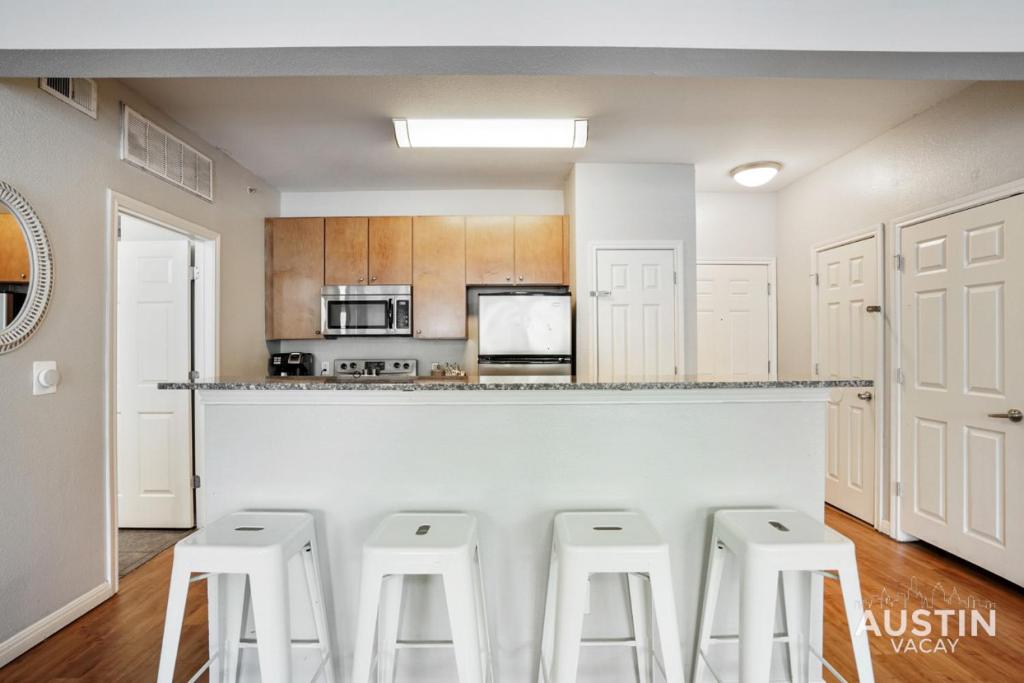 Majoituspaikan Charming and Spacious Apt in Austin with a Pool keittiö tai keittotila