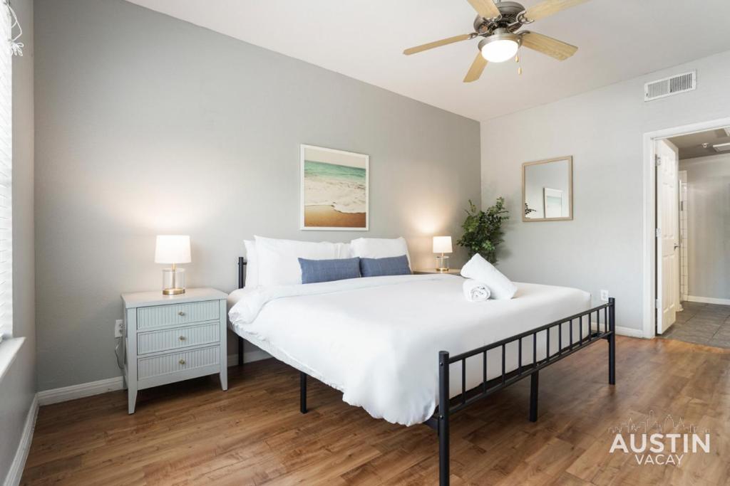 Vuode tai vuoteita majoituspaikassa Charming and Spacious Apt in Austin with a Pool
