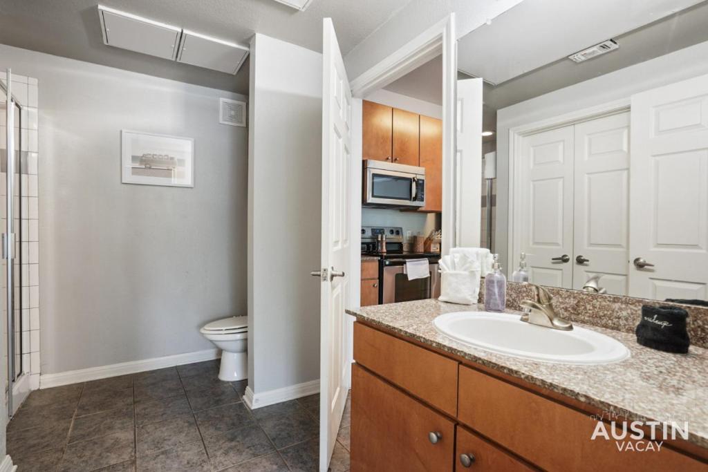 Kylpyhuone majoituspaikassa Charming and Spacious Apt in Austin with a Pool