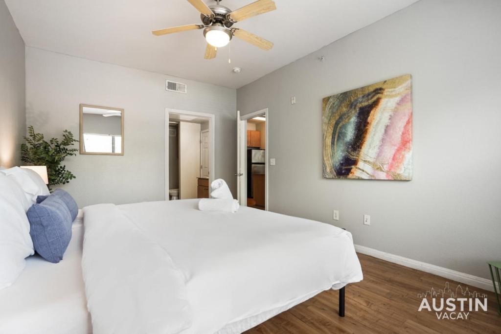 Vuode tai vuoteita majoituspaikassa Charming and Spacious Apt in Austin with a Pool
