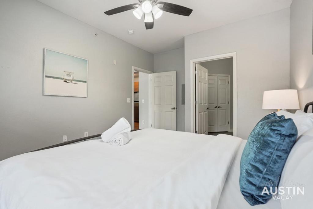 Vuode tai vuoteita majoituspaikassa Charming and Spacious Apt in Austin with a Pool