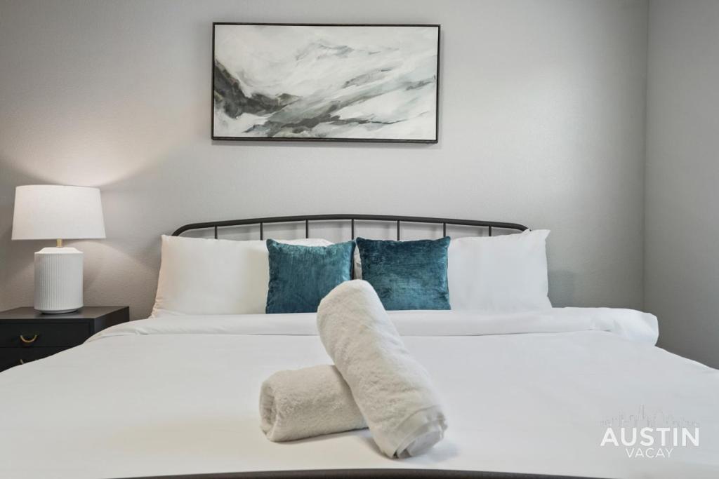 Vuode tai vuoteita majoituspaikassa Charming and Spacious Apt in Austin with a Pool