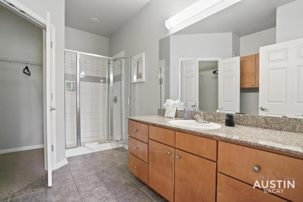 Kylpyhuone majoituspaikassa Charming and Spacious Apt in Austin with a Pool