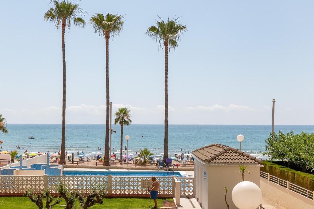 uitzicht op het strand vanaf het balkon van een resort bij ApartUP La Concha Beachfront II in Oropesa del Mar