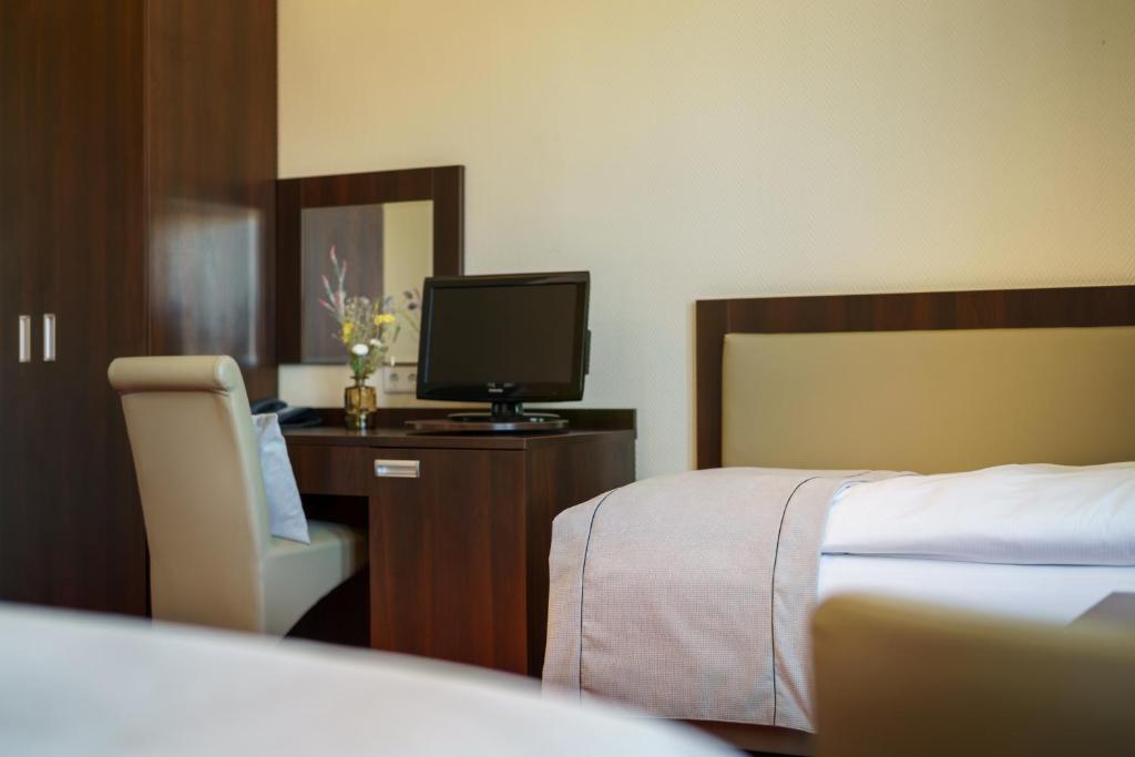 Postel nebo postele na pokoji v ubytování Hotel Graf Moltke Hamburg