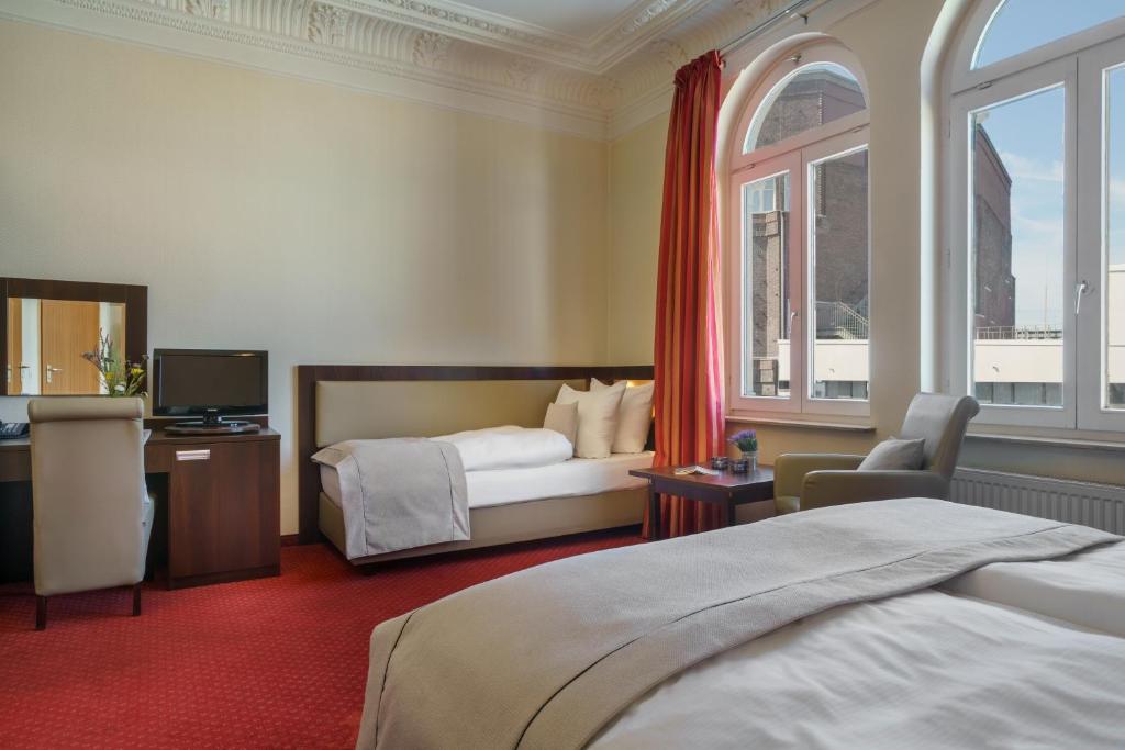 Postel nebo postele na pokoji v ubytování Hotel Graf Moltke Hamburg