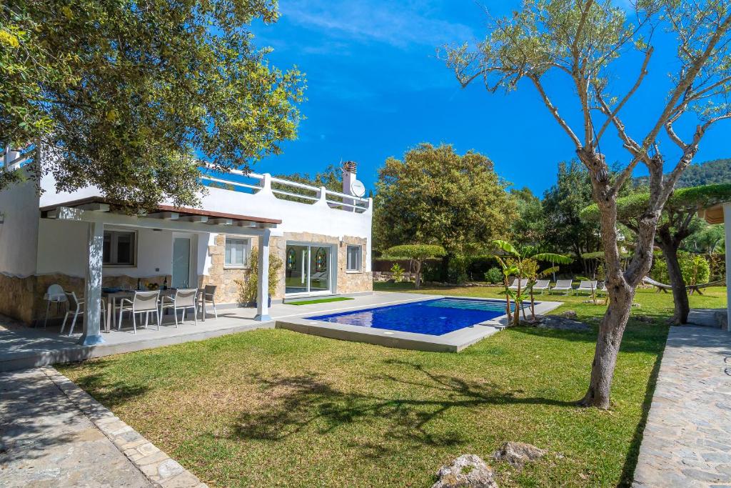 Bazén v ubytování Villa SON FORTEZA by Mallorca Villa Selection nebo v jeho okolí