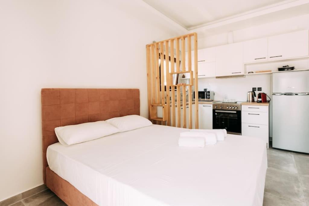 Cet appartement comprend une chambre avec deux lits et une petite cuisine. dans l'établissement Lux Studio near Center, à Héraklion
