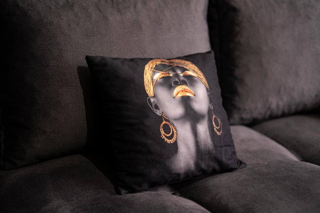Una almohada con la imagen de una cara. en Prime İstanbul Residances Deluxe King Studio, en Estambul