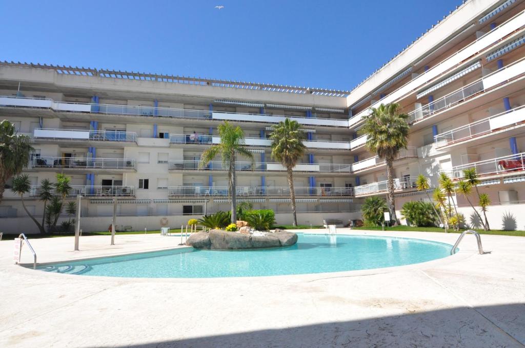een zwembad voor een groot appartementencomplex bij RNET - Port Canigo 220 - Roses Costa Brava in Roses