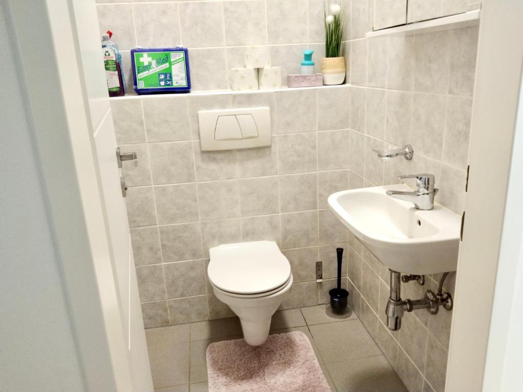 A bathroom at Air-conditioned, quiet Apartment - center of Sankt Pölten - Smart TV