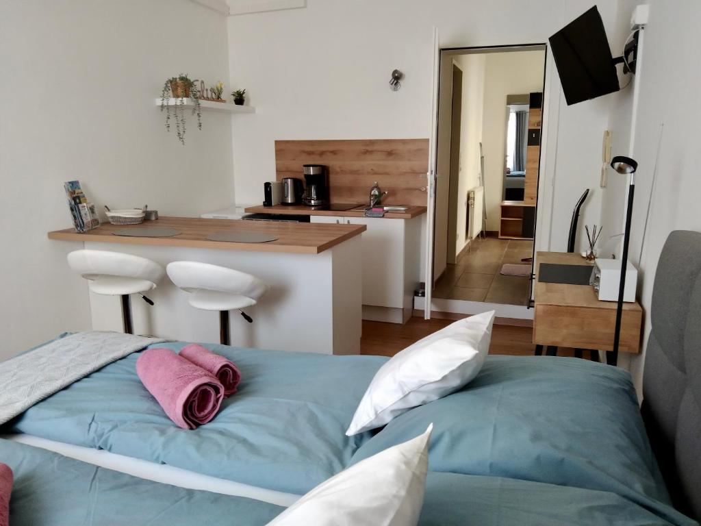 A kitchen or kitchenette at Air-conditioned, quiet Apartment - center of Sankt Pölten - Smart TV