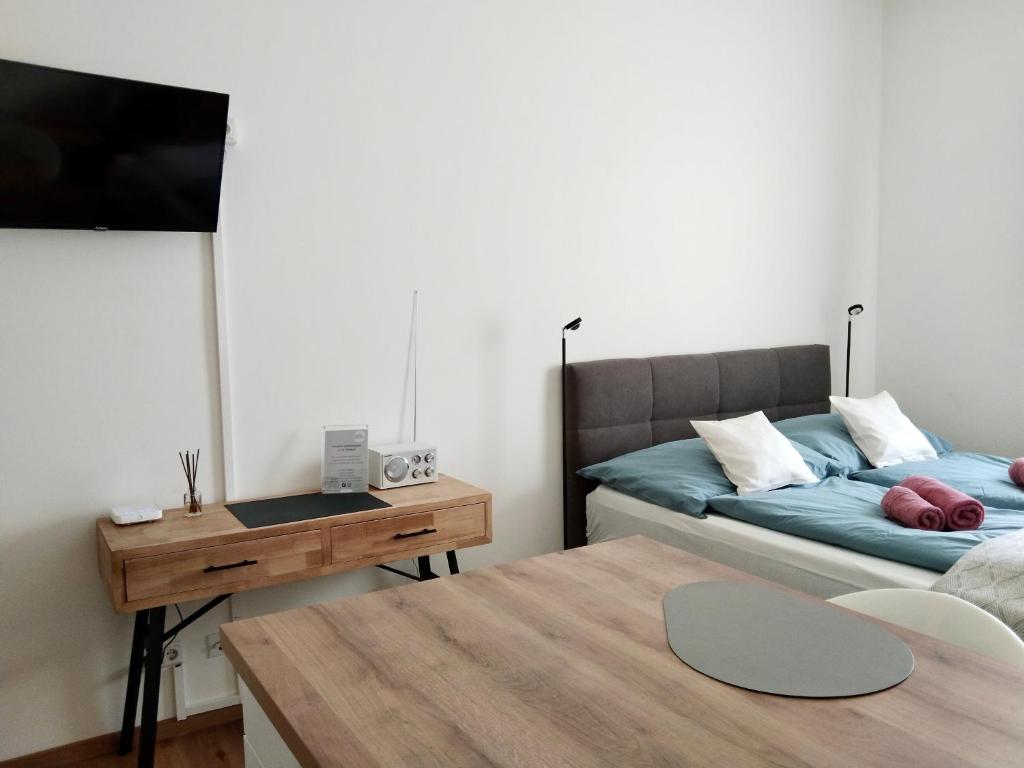 A seating area at Air-conditioned, quiet Apartment - center of Sankt Pölten - Smart TV