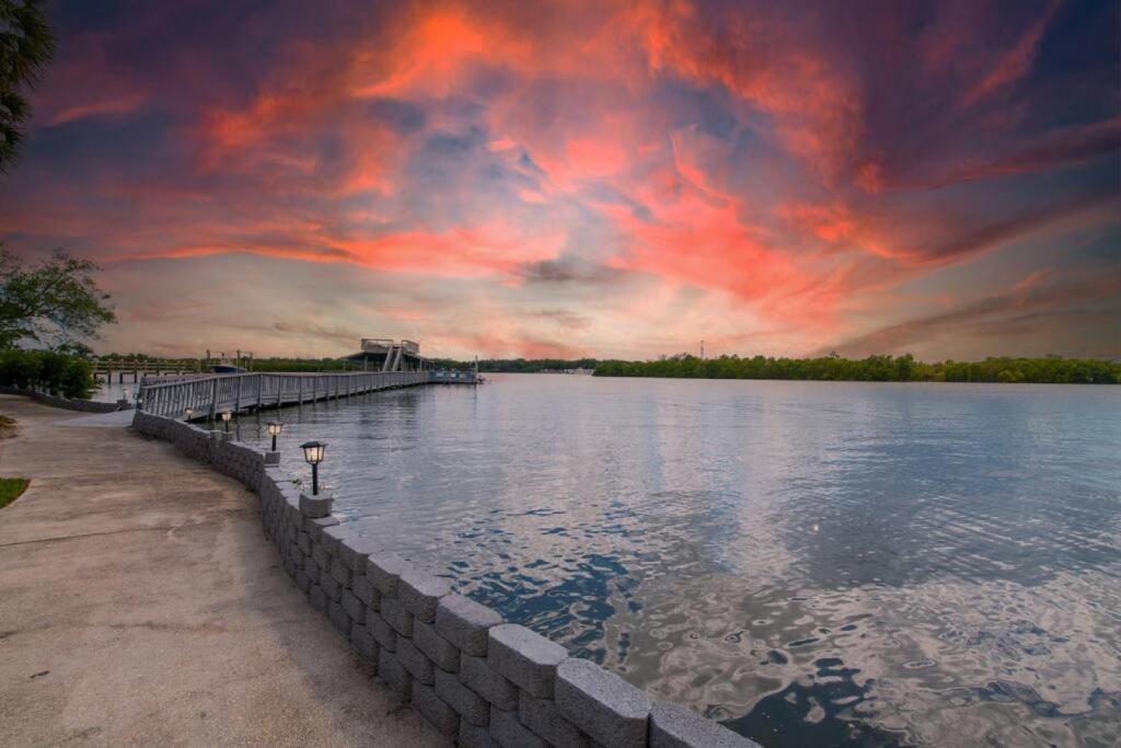 un gran cuerpo de agua con un cielo nublado en Stunning Tampa Bay Waterfront House with Pool en Riverview