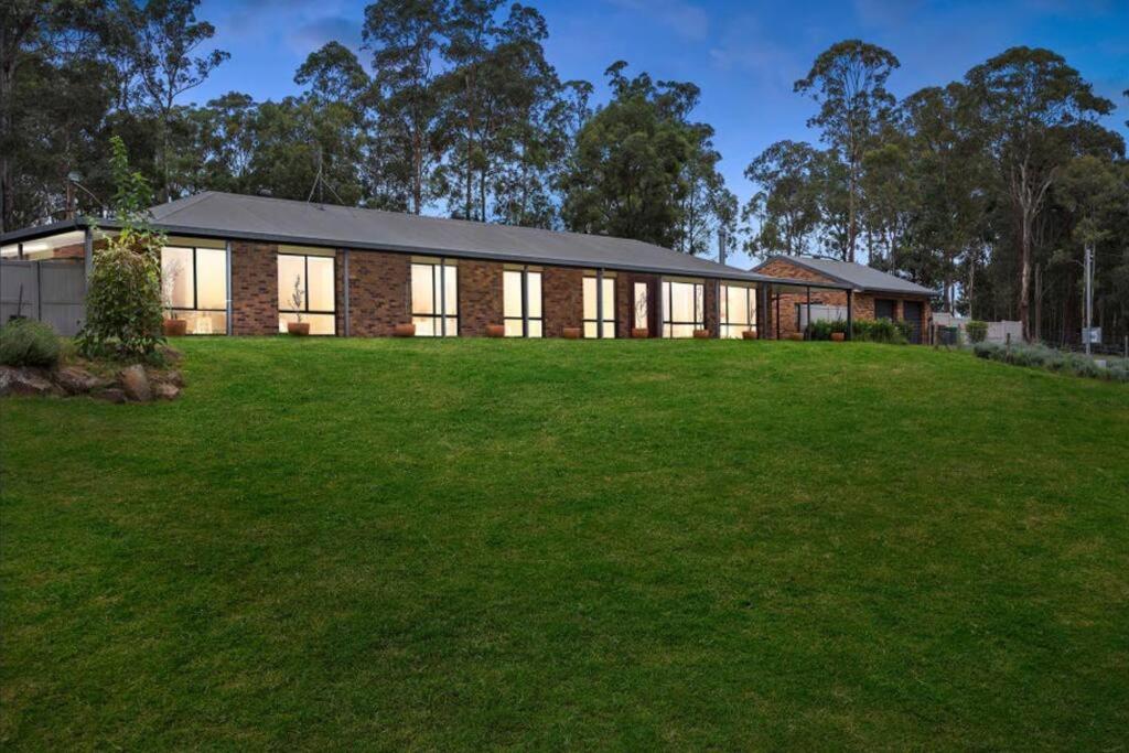 una casa con un césped verde delante de ella en Kangoo - Peacefull tree lined property, wildlife, en Mount View