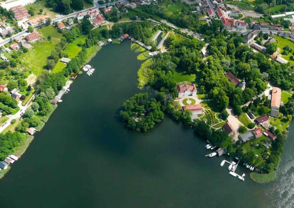 una vista aérea de un lago con casas y árboles en strandnahe FeWo mit Floß ( 24 h) und eigenem Kanu, en Mirow