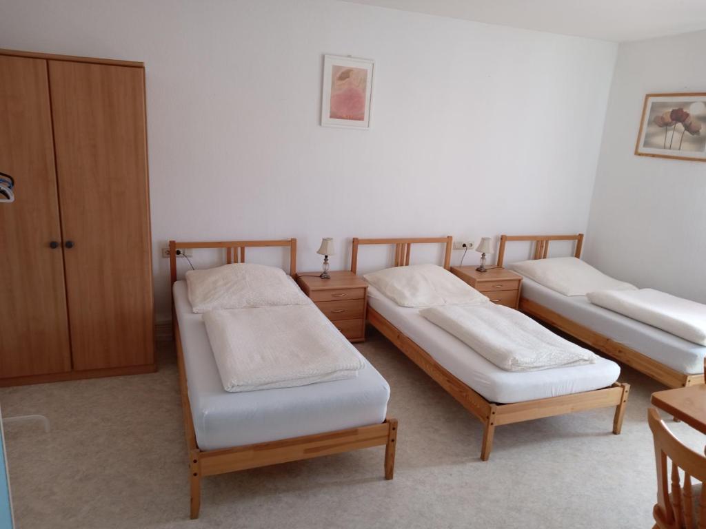 una camera con tre letti di Hotel Kremer a Büchenbeuren
