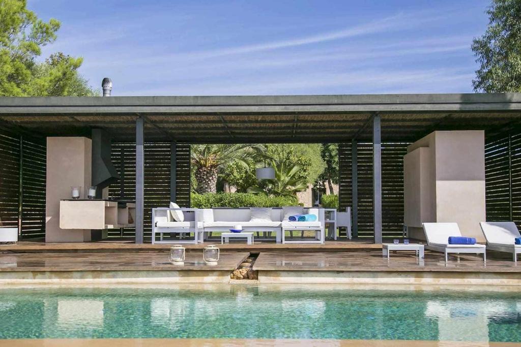 - une piscine avec un pavillon et une piscine dans l'établissement Premier Villa Rental in Mallorca Es Barranc Vell, à Pòrtol