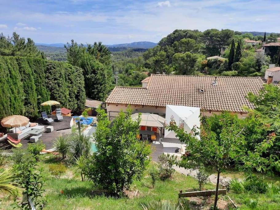 - une vue aérienne sur une maison avec un jardin dans l'établissement BORA BORA Maison les palmiers., à Venelles