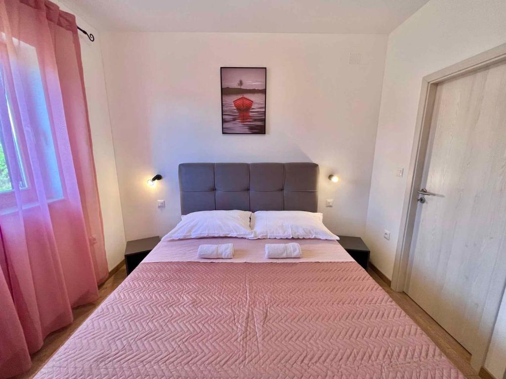 Posteľ alebo postele v izbe v ubytovaní Apartment in Jadranovo 43364