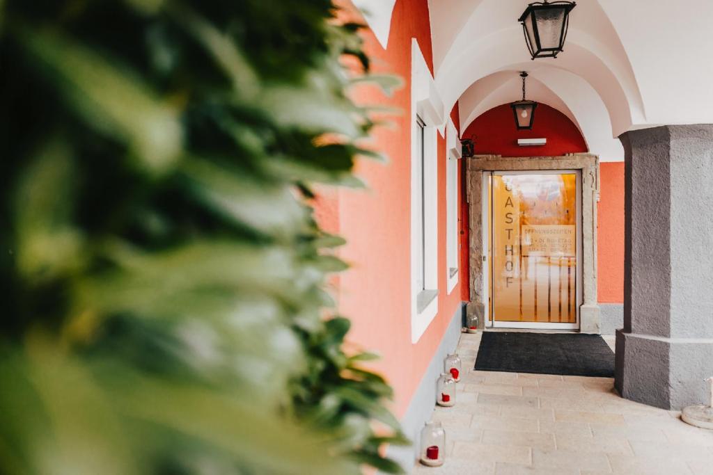 un pasillo con paredes de color naranja y una puerta en Allhartsberger Hof en Allhartsberg