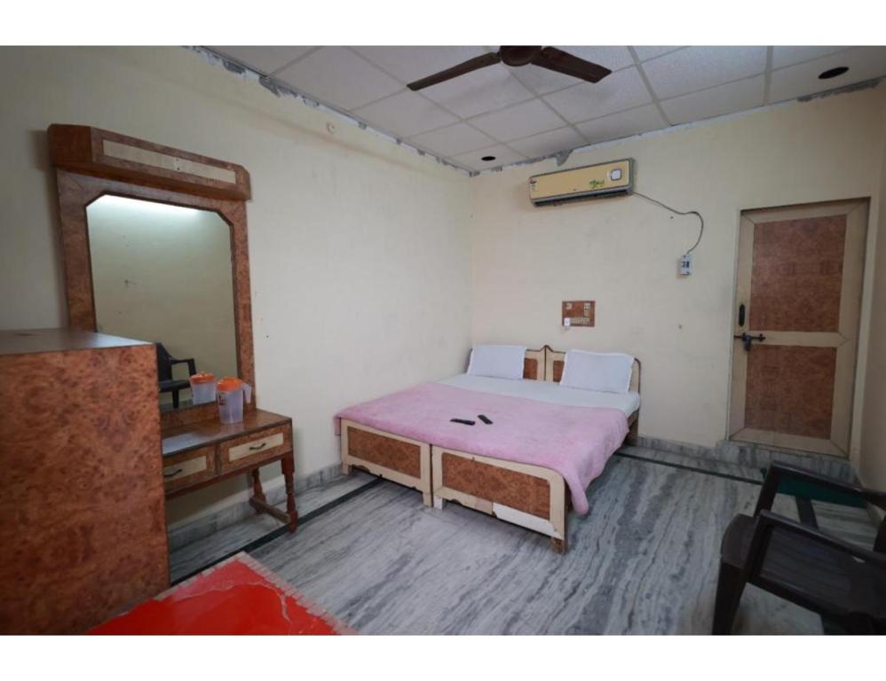 Hotel Shyam Inn, Mathura - Deluxe Room