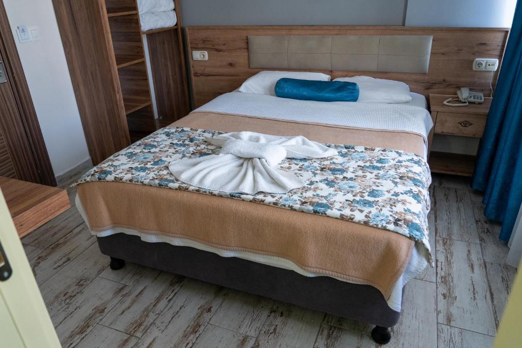 Postel nebo postele na pokoji v ubytování Eroglu City Hotel