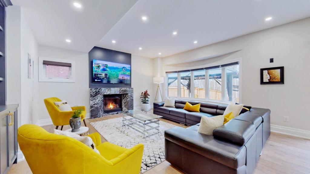 ein Wohnzimmer mit einem Sofa und einem Kamin in der Unterkunft Family Modern walkout Basement wSauna Indoor Fireplace Wifi in Innisfil