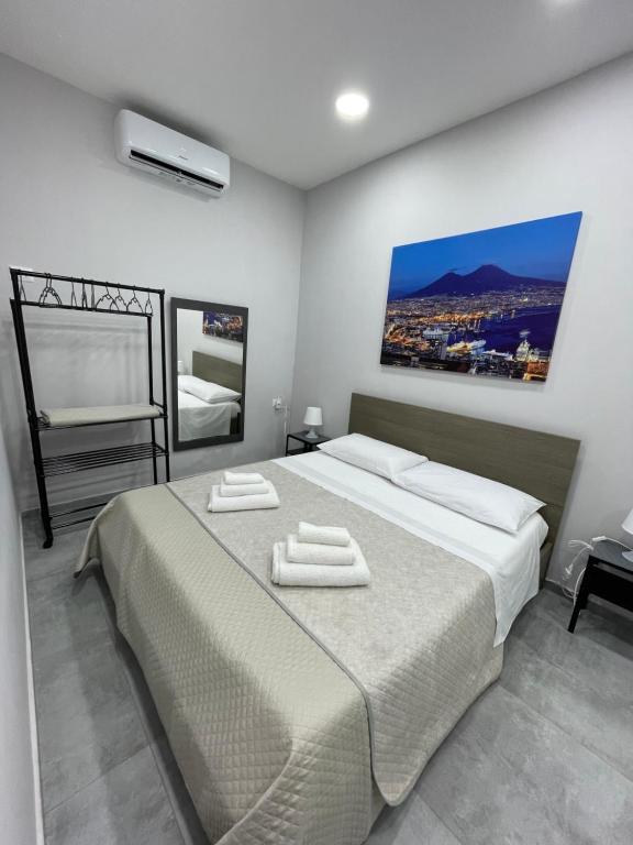 - une chambre avec un lit et 2 serviettes dans l'établissement B&B Cuore delle Zite, à Naples