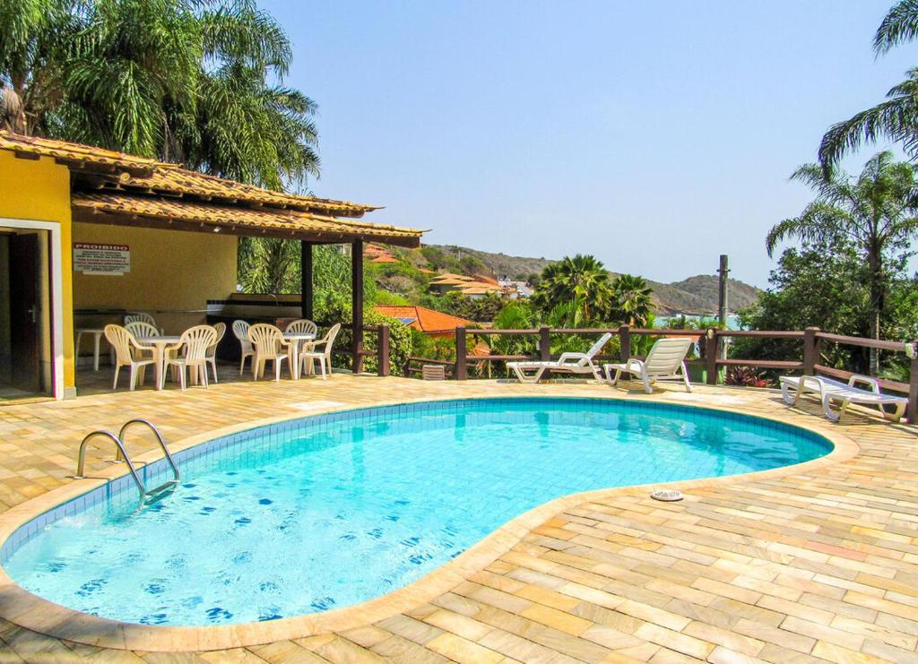 Bazén v ubytování Lindo loft com piscina e vista p mar em Buzios RJ nebo v jeho okolí