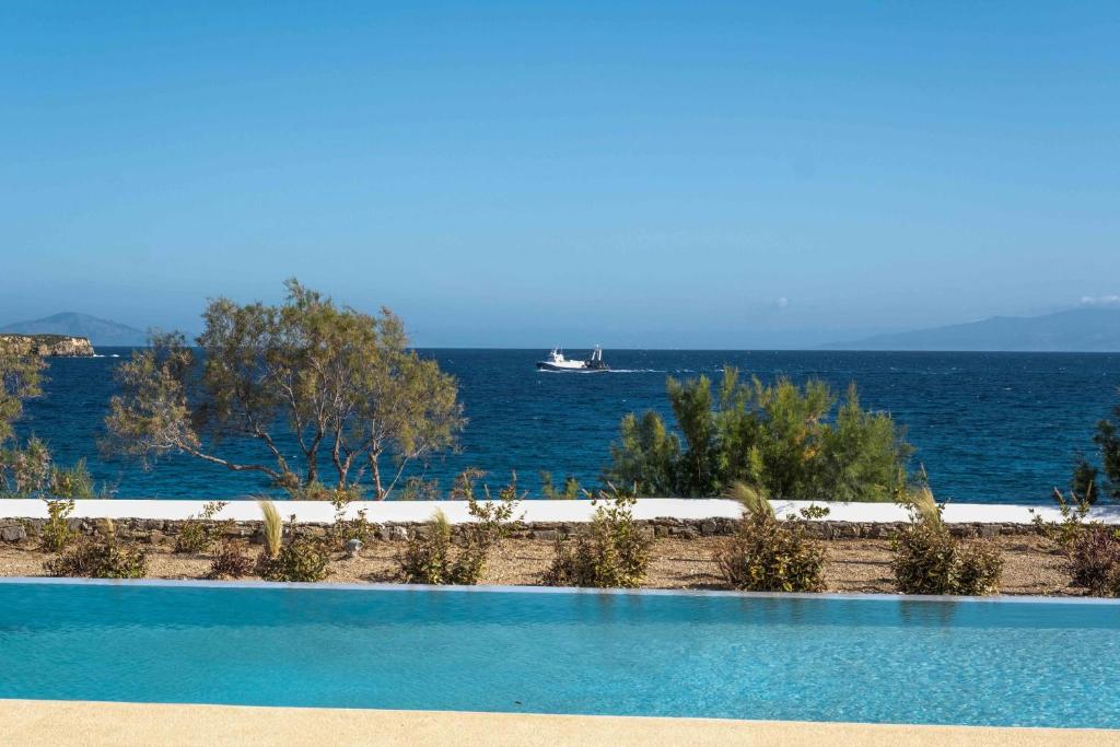 Golden View Villa with Private Swimming Pool في كريس أكتي: مسبح مع قارب في الماء