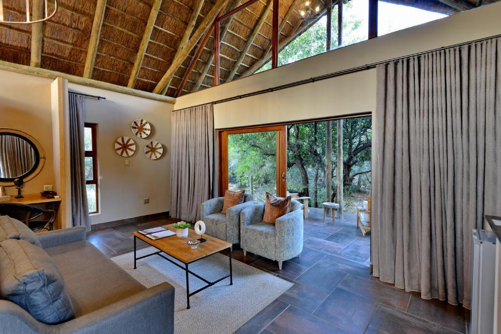 Posezení v ubytování Black Rhino Game Lodge