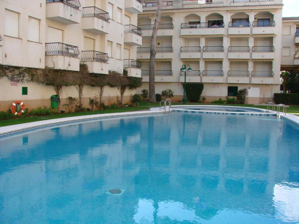 una gran piscina frente a un edificio en Playamar Altamar Apartments, en Alcossebre