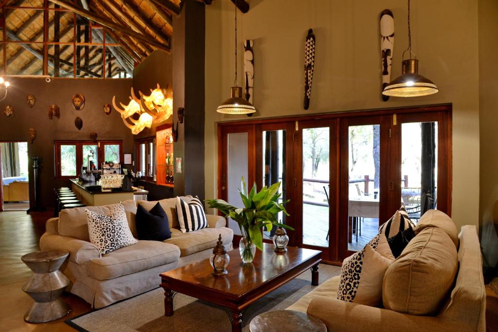 Posezení v ubytování Black Rhino Game Lodge