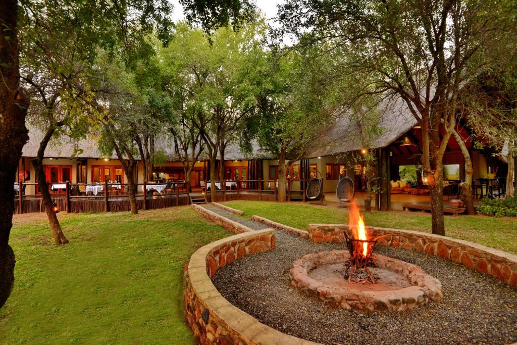 een vuurplaats in het midden van een tuin bij Black Rhino Game Lodge in Pilanesberg