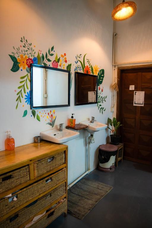 TV a/nebo společenská místnost v ubytování Sacred Lotus - Vegan Café X Hostel