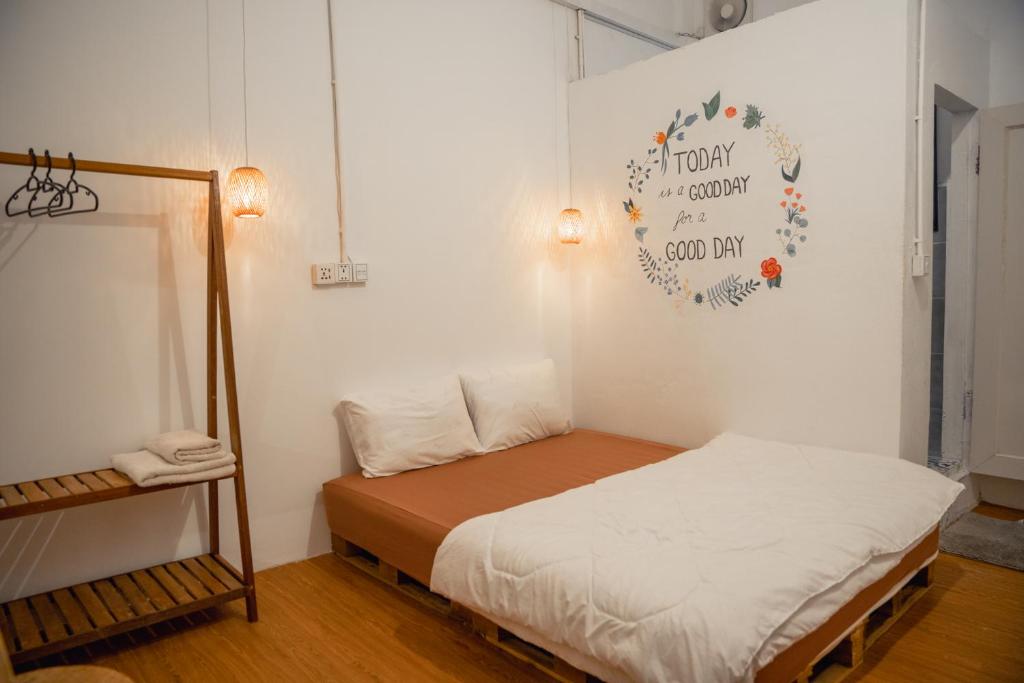 Postel nebo postele na pokoji v ubytování Sacred Lotus - Vegan Café X Hostel