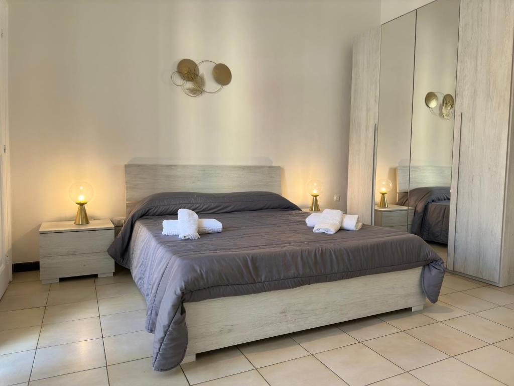 1 dormitorio con 1 cama con 2 toallas en CconfortHotels Appartamento Crispi - SELF CHECK IN en Bari
